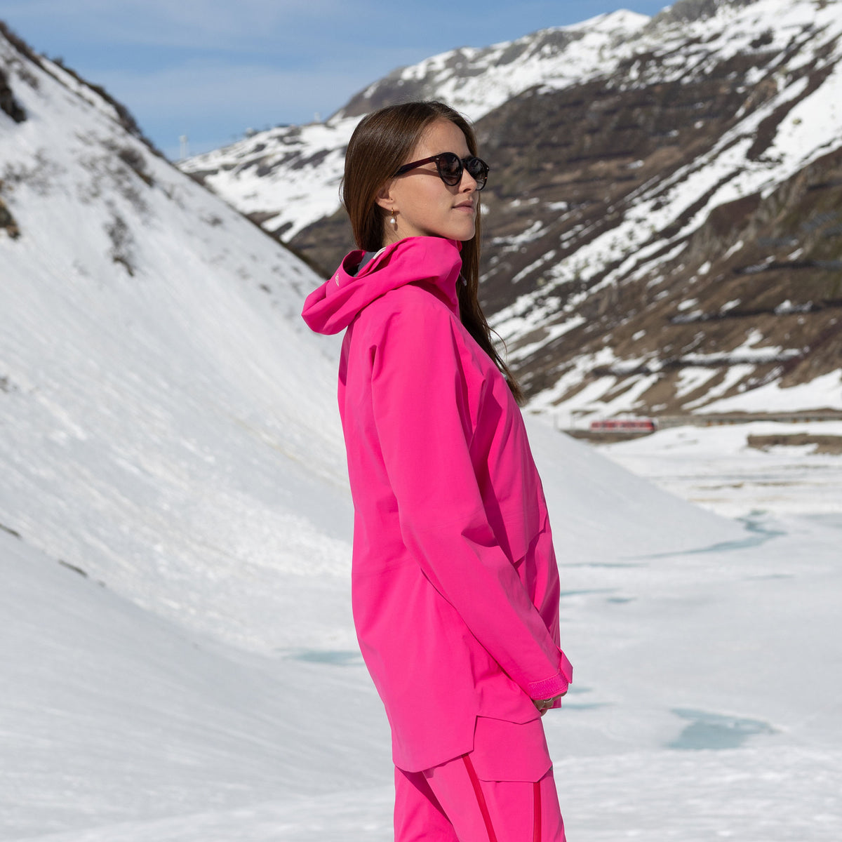 R1 Free Mountain Tech Jacket Women | bright pinkt