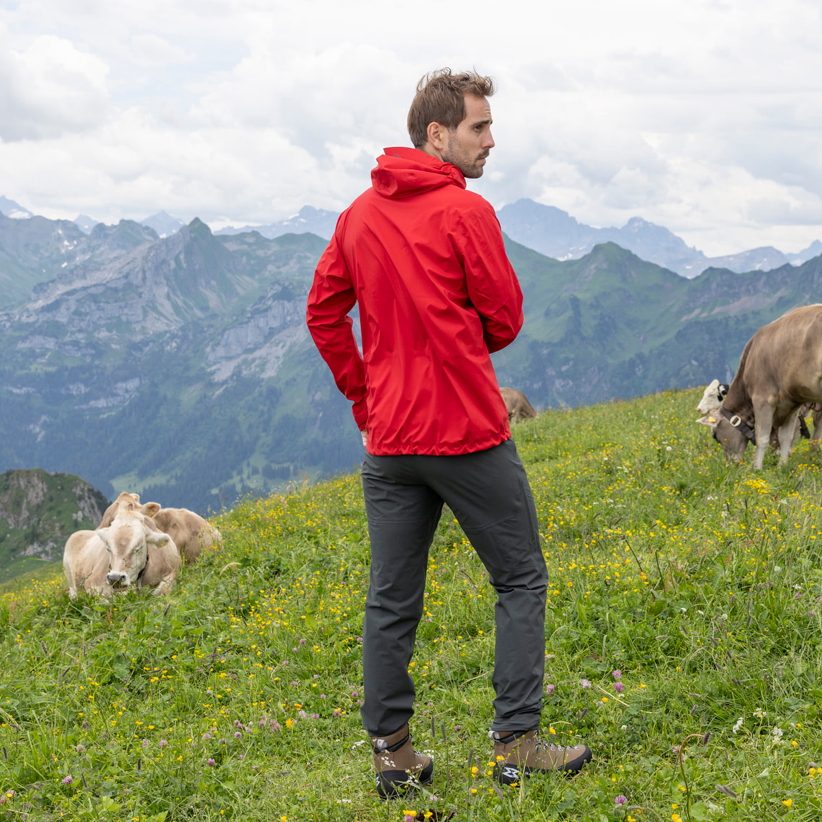 R1 Hiking Tech Jacket Men | signal red